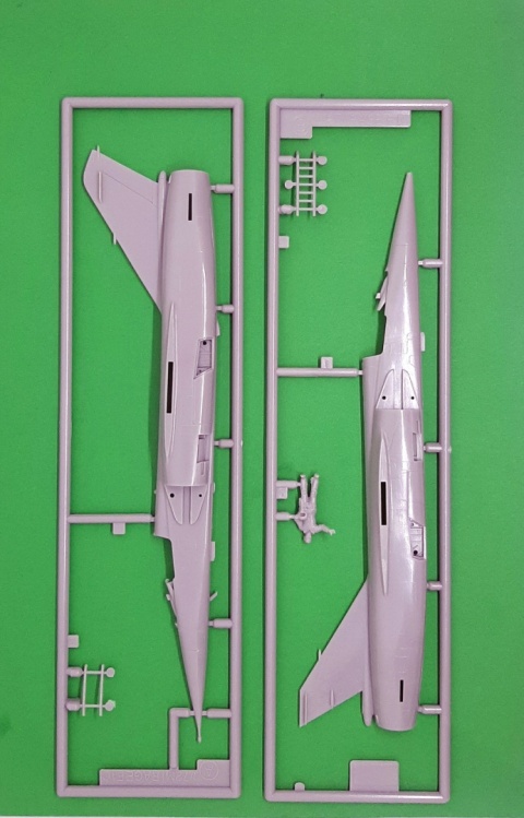 MODEL samolotu do sklejania MIRAGE F.1C + farby, klej, pędzelki, lakier MODEL samolotu do sklejania MIRAGE F.1C + farby, klej, pędzelki, lakier