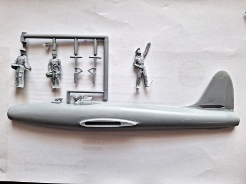 MODEL amerykańskiego samolotu myśliwsko-bombowego F-84 THUNDERJET Gomix Skla 1:48 MODEL amerykańskiego samolotu myśliwsko-bombowego F-84 THUNDERJET Gomix Skla 1:48
