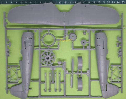 Model plastikowego samolotu do sklejania PZL P-11c z bombami Mirage skala 1:48