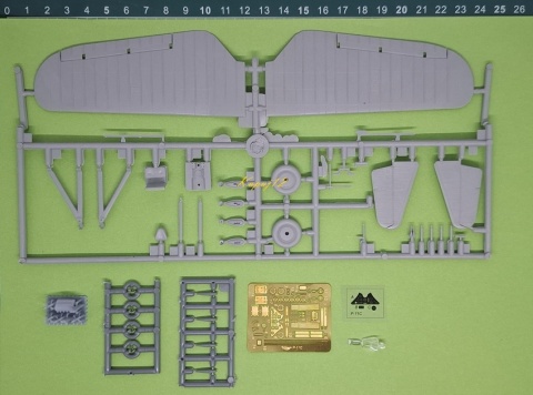 Model plastikowego samolotu do sklejania PZL P-11c z bombami Mirage skala 1:48