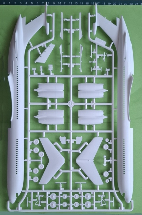 Ił-62M duży plastikowy model samolotu pasażerskiego PLL Lot Mistercraft skala 1:144