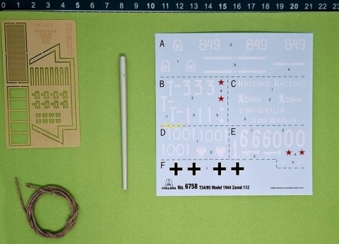 Model do sklejania czołgu T34/85 RUDY 102 +podkład, lakier, pędzle, farby +